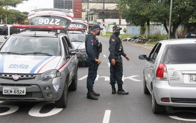 Autoridades (polícia) fazendo fiscalização