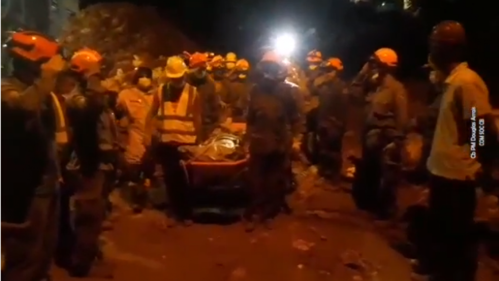 Vídeo – Bombeiros resgatam com homenagens corpo de cabo soterrado no Guarujá