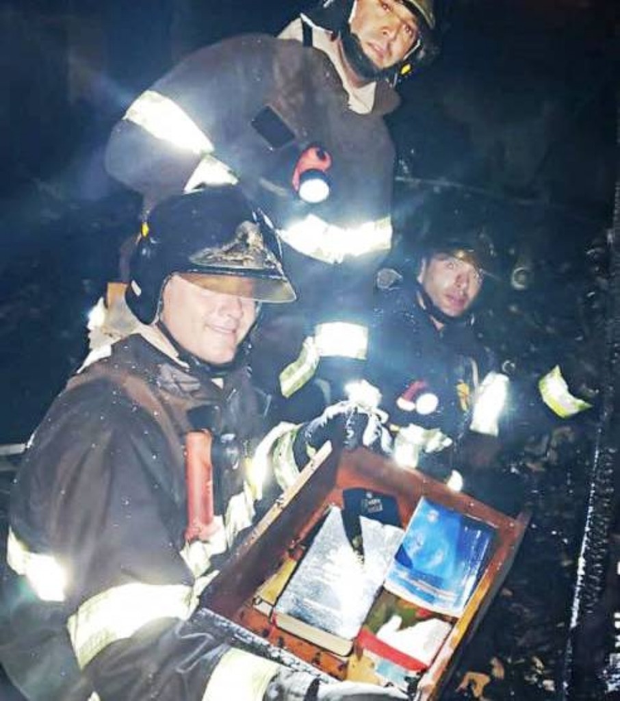 Fogo destrói casa na zona norte; bombeiros divulgam bíblias e documentos intactos Fogo destrói casa na zona norte; bombeiros divulgam bíblias e documentos intactos