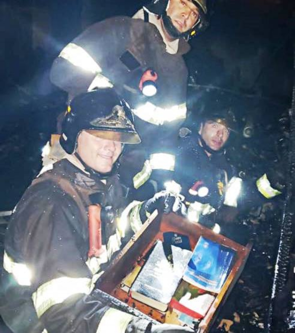 Fogo destrói casa na zona norte; bombeiros divulgam bíblias e documentos intactos