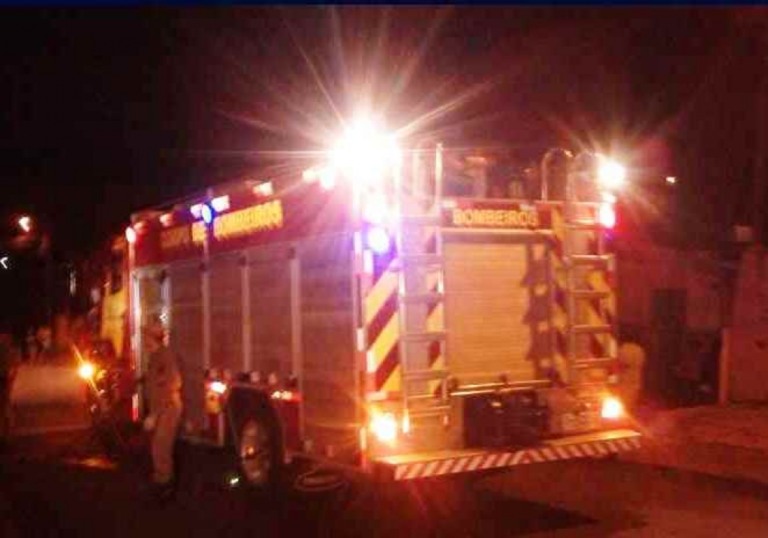 Incêndio sem vítimas destrói casa na zona sul de Marília; causa desconhecida