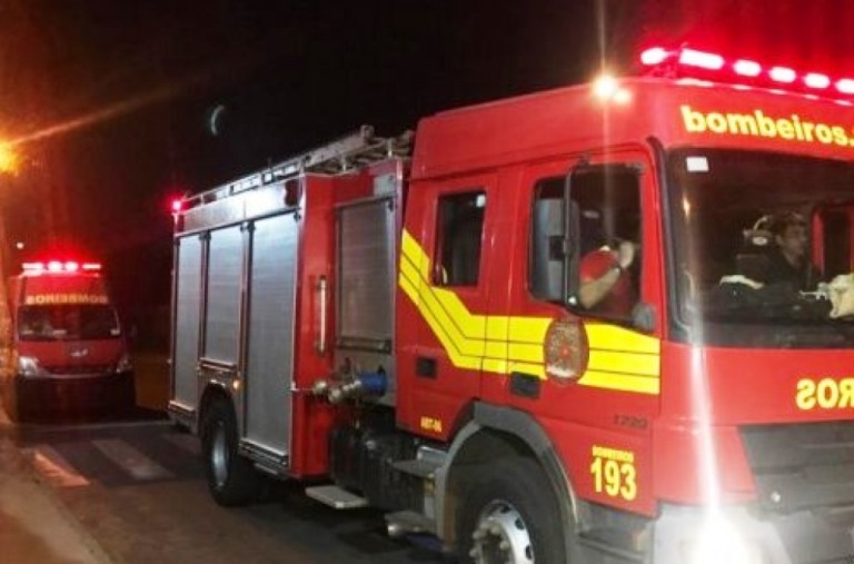 Incêndio em garagem da zona sul de Marília destrói veículos