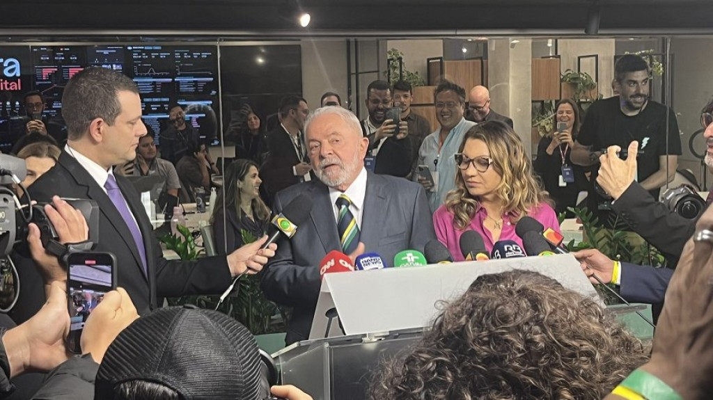 "Espero que tenha menor abstenção", diz Lula antes do debate na Band