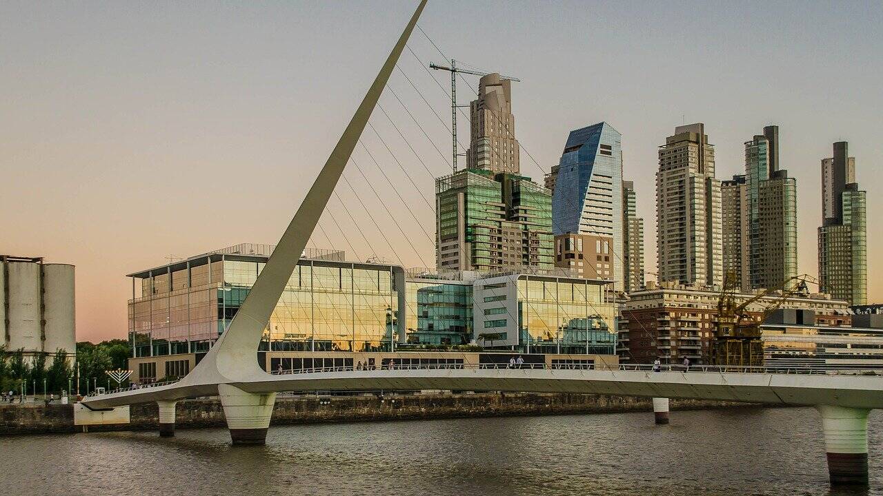 Ponte da Mulher sobre o rio Madero. Foto: Pixabay