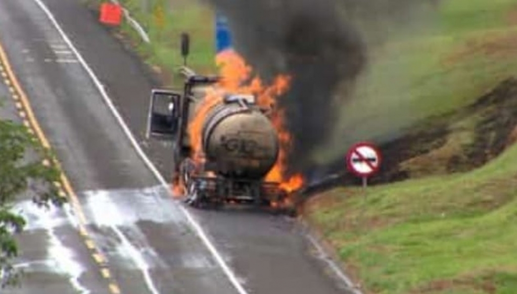 Rodovia BR-153 enfrentou 12h de interdição após acidente com carreta Rodovia BR-153 enfrentou 12h de interdição após acidente com carreta