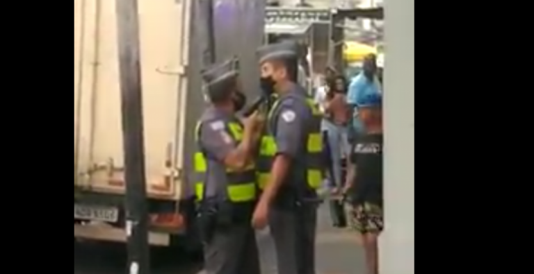 Policiais brigam no centro de SP e soldado aponta arma para cabo; assista
