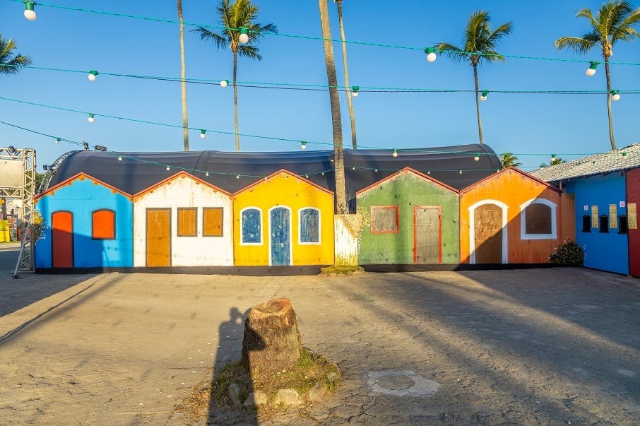 A praça de alimentação da Forma Music Park que simula o Quadrado de Trancoso. Foto: Divulgação