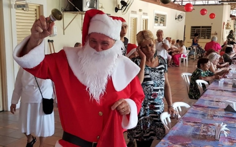 Circo faz almoço para idosos e celebra integração de Natal