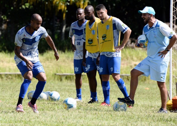 Time treinou finalizações e posicionamento nesta quarta