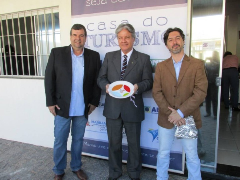 Carlos Alberto Pinto, presidente do Marília Bureau; Marcio Santiago, Presidente do Brasil Convention Bureau, e Gilberto Rossi, gerente executivo do Bureau na cidade – Divulgação