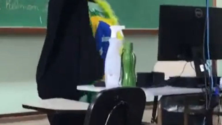 PR: Professora que fez saudação nazista em sala de aula foi demitida