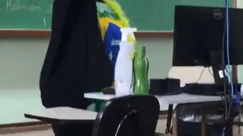 PR: Professora que fez saudação nazista em sala de aula foi demitida