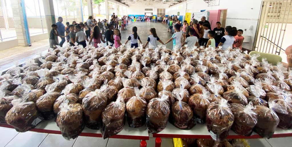 Curso de Gastronomia da Unimar produz e entrega chocotones para escola de Marília