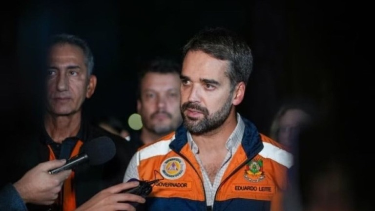 Agência Brasil Córrego transborda e volta a invadir casas em Porto Alegre