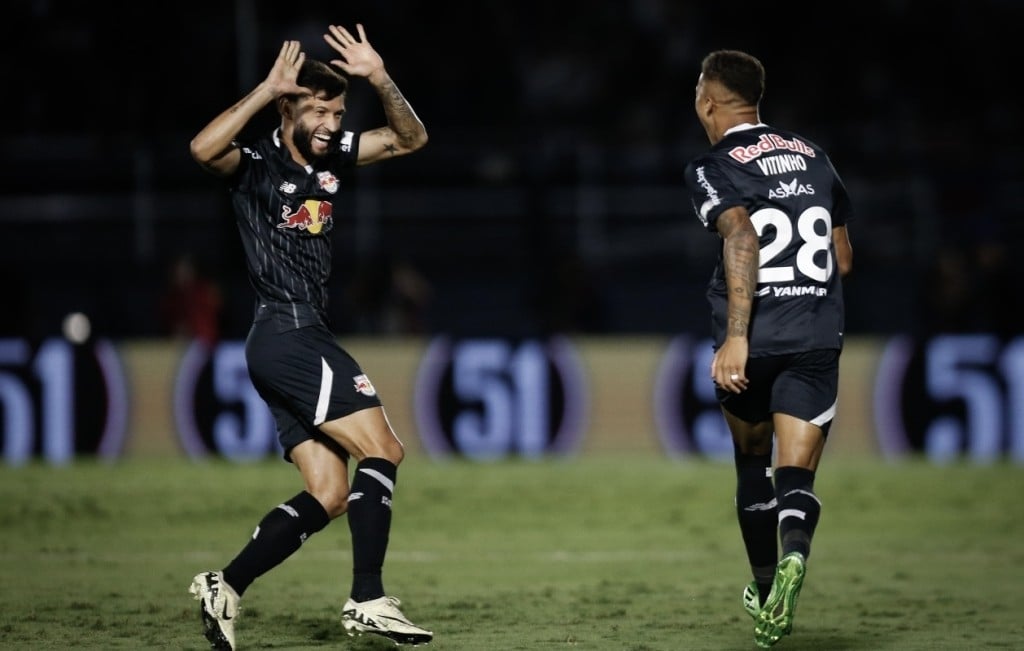 Red Bull Bragantino vence Corinthians e assume a liderança provisória do Brasileirão