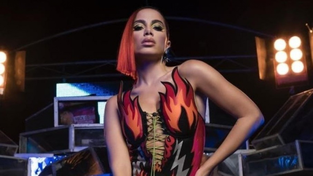 Passagem de Anitta pelo Brasil teve beijo triplo, climão com Ludmilla e mais Passagem de Anitta pelo Brasil teve beijo triplo, climão com Ludmilla e mais