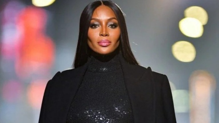 Naomi Campbell exibe rosto da filha pela 1ª vez: "Ela não foi adotada"