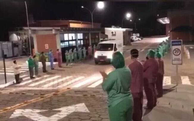 Corpo de Douglas Barbosa foi retirado do hospital sob aplausos