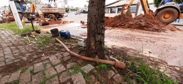 De novo – Vazamento, buraco, desperdício  e trânsito fechado na Santo Antonio