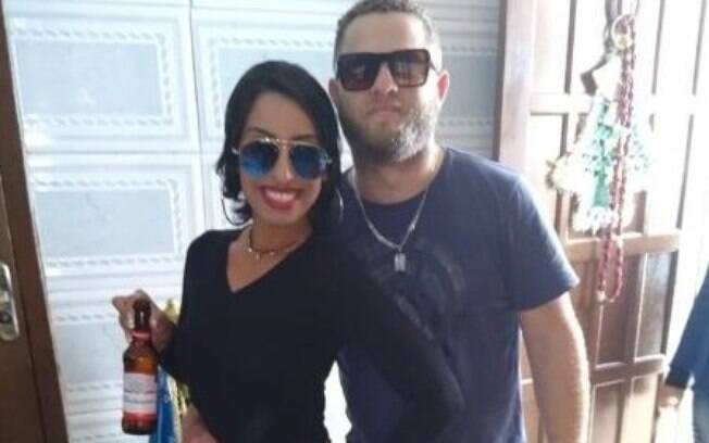 casal abraçado