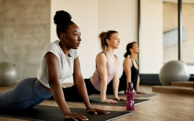 5 exercícios para quem sofre de desvios posturais