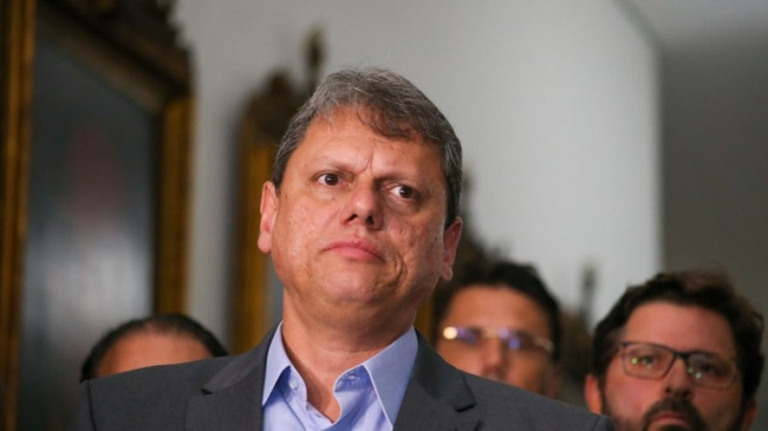 Tarcísio visita cidades afetadas por tempestades no litoral