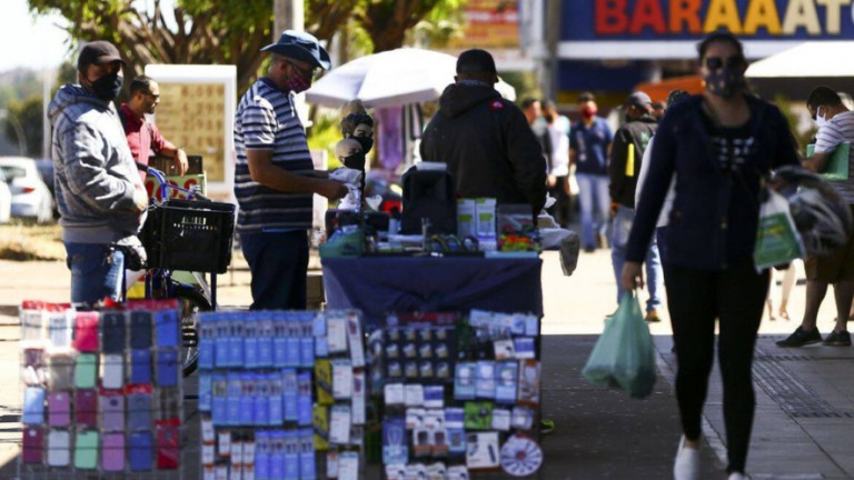 Quase 30% da população recebia menos de R$ 500 em 2021, diz FGV