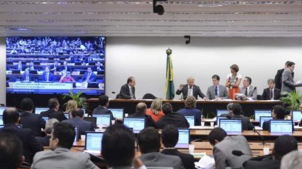 CMO aprova redução de tributos para combustíveis sem compensação