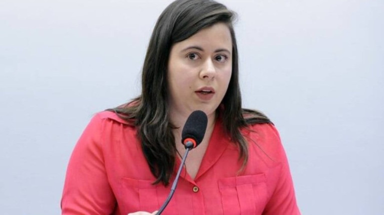 Sâmia Bomfim é desmentida por colegas do PSOL