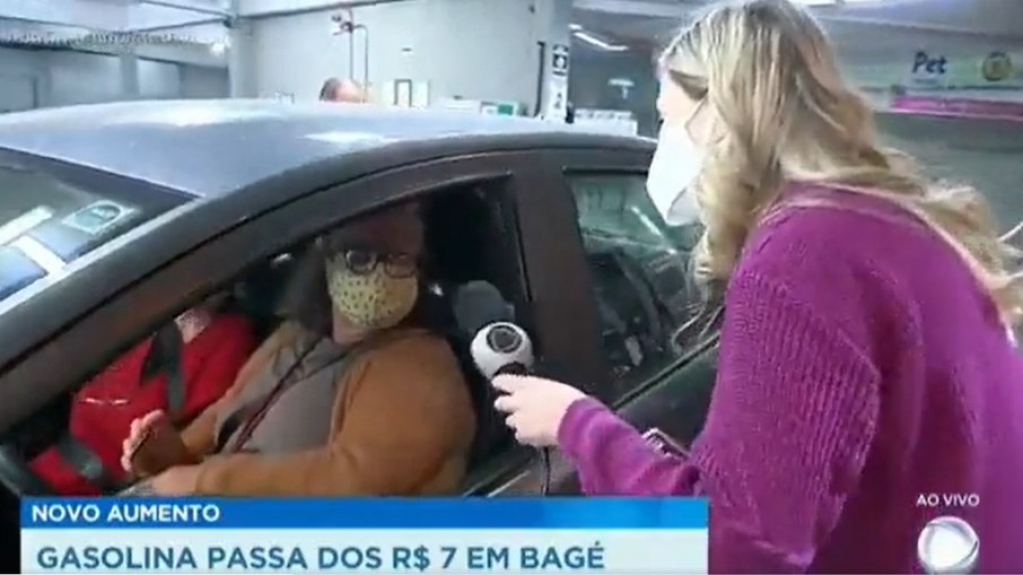Mulher pede impeachment de Bolsonaro em entrevista à Record; assista