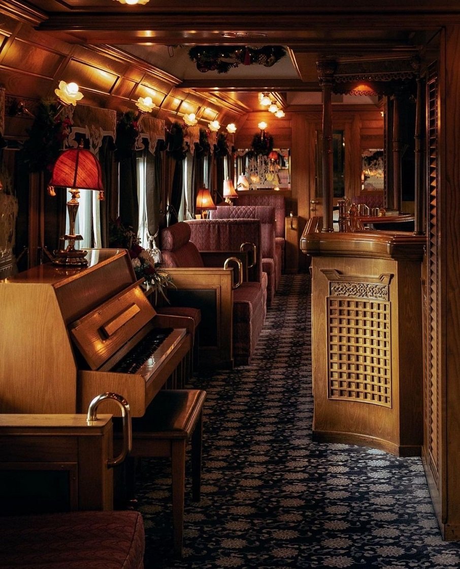 Interior do trem de luxo The Eastern & Oriental Express, da Belmond, que faz itinerário no Sudeste Asiático