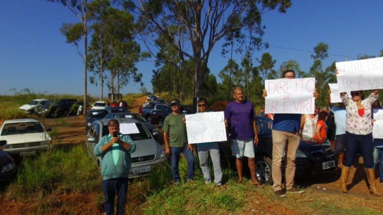 Moradores protestam contra fechamento de estrada rural ao lado de pedágio