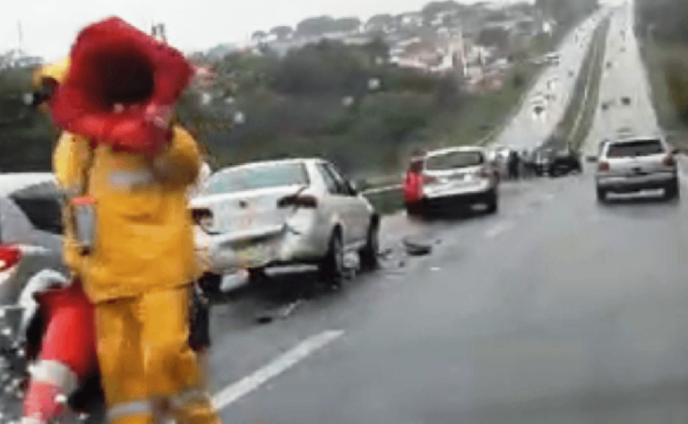 Engavetamento envolve dez carros e complica trânsito no Contorno de Marília