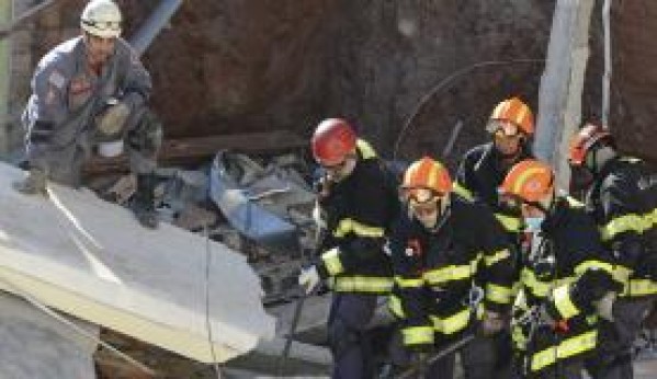 Bombeiros acham última vítima do desabamento de igreja