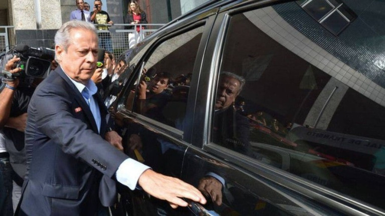 Pena de José Dirceu é reduzida de 8 para 4 anos