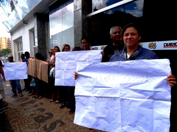 Protesto cobra salários no Diário; ação pede despejo