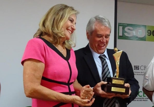 Chácara Circo entrega troféu a Victor e Cecília Paiva por ação social