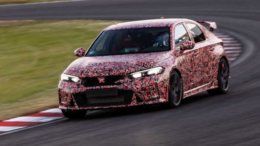 Honda Civic Type R, que virá ao Brasil no fim do ano, surge camuflado