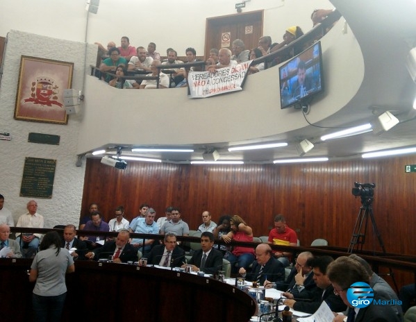 vereadores e manifestantes durante sessão que autorizou concessão dos serviços