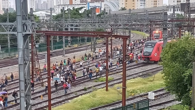 Reprodução/X SP: Passageiros tiveram de descer do trem e caminhar na via