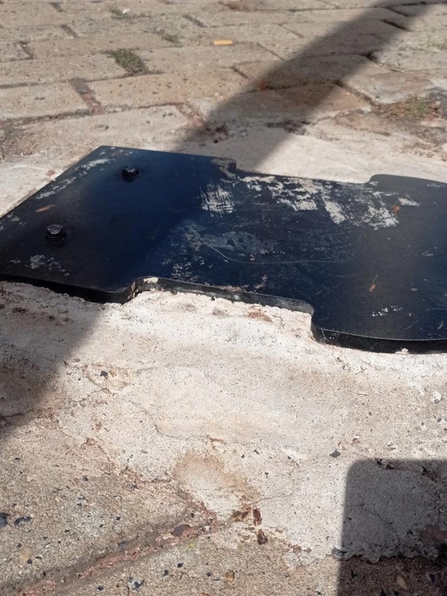 Aposentada sofre queda e lesões em calçada irregular por antigo totem de zona azul