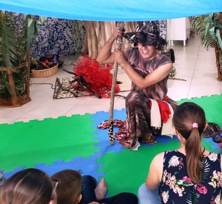 Sábado tem contação de histórias e atração para toda a família na Casa Bonfim
