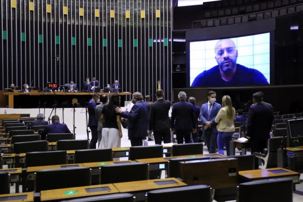 Quatro dos mais votados em Marília votaram para libertar deputado preso pelo STF