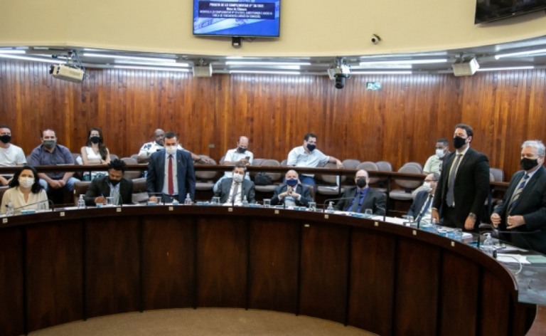 Trem da Alegria – Aumentos em salários de políticos viram leis em Marília; prefeito deve recusar