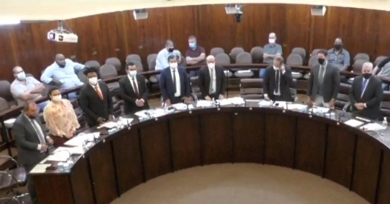 Câmara derruba veto de Daniel, adia cobrança na água e aprova afastamento de Rogerinho