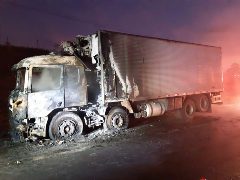 Caminhão com carga de plástico pega fogo próximo a Rio Preto na BR-153