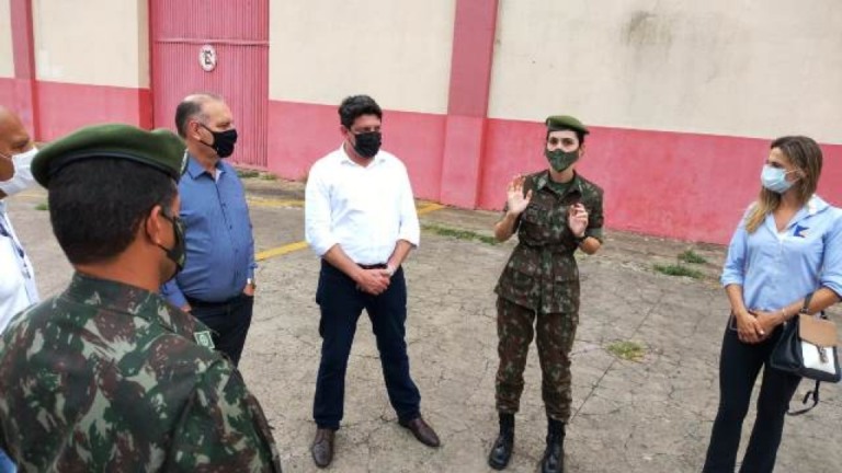 Campanha com Exército e sociedade arrecada alimentos para crianças em Marília