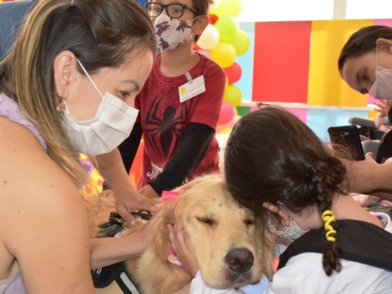 Cão terapia vira atração para crianças no Centro Lucy Montoro de Marília
