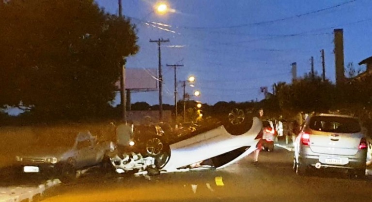 Capotamento na rua Santa Helena complica trânsito na zona leste