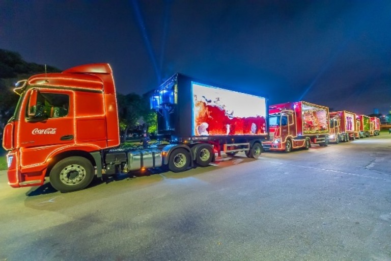 Coca-Cola terá maior caravana de Natal; Papai Noel vacinado e mulheres na boleia
